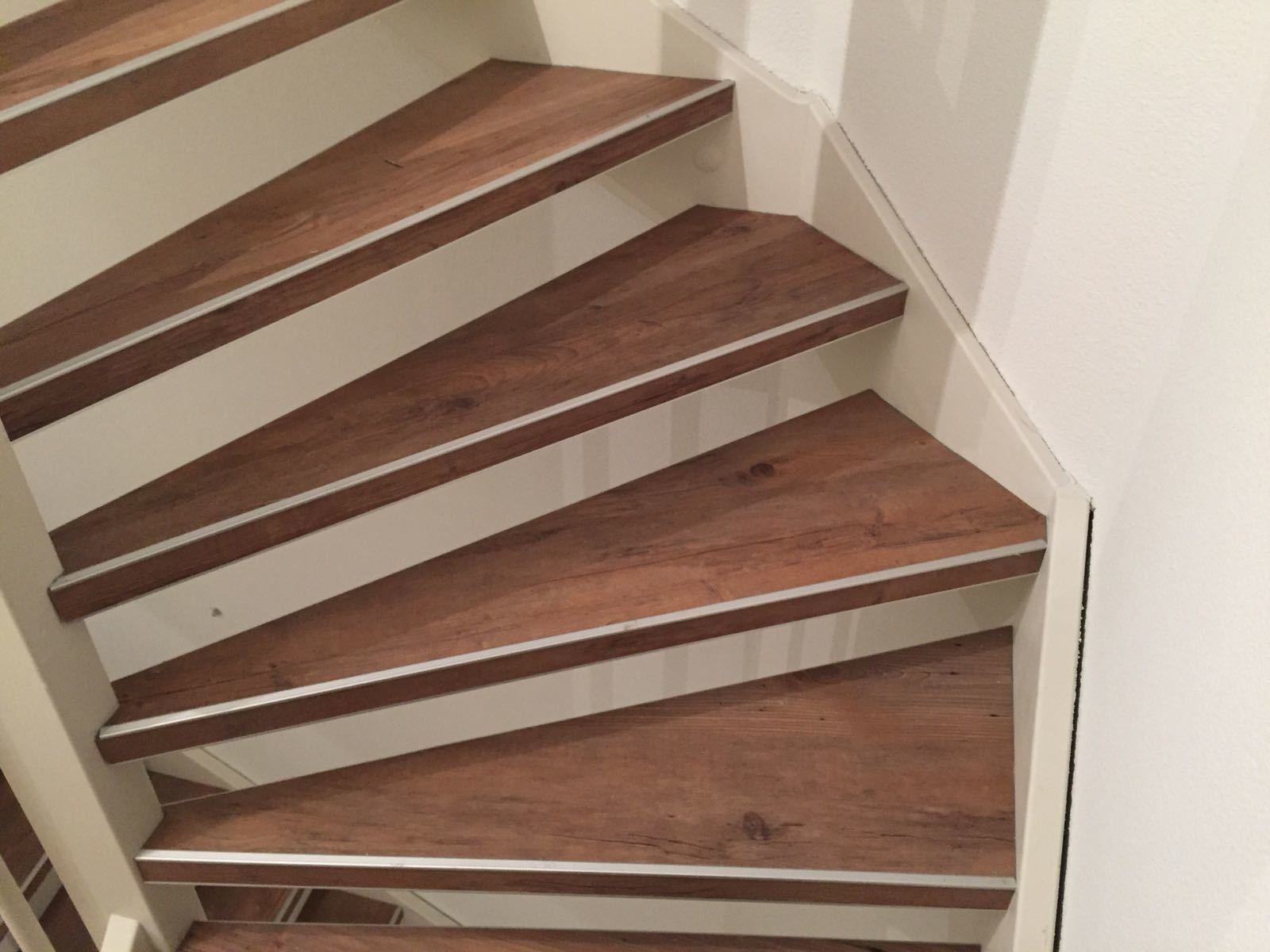 Mflor Authentic Plank Mocha op trap met trapkant profiel