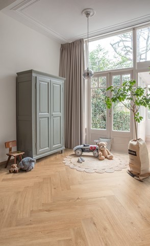 Floorify Visgraat Click F319 Anago visgraat click pvc in woonkamer sfeerfoto