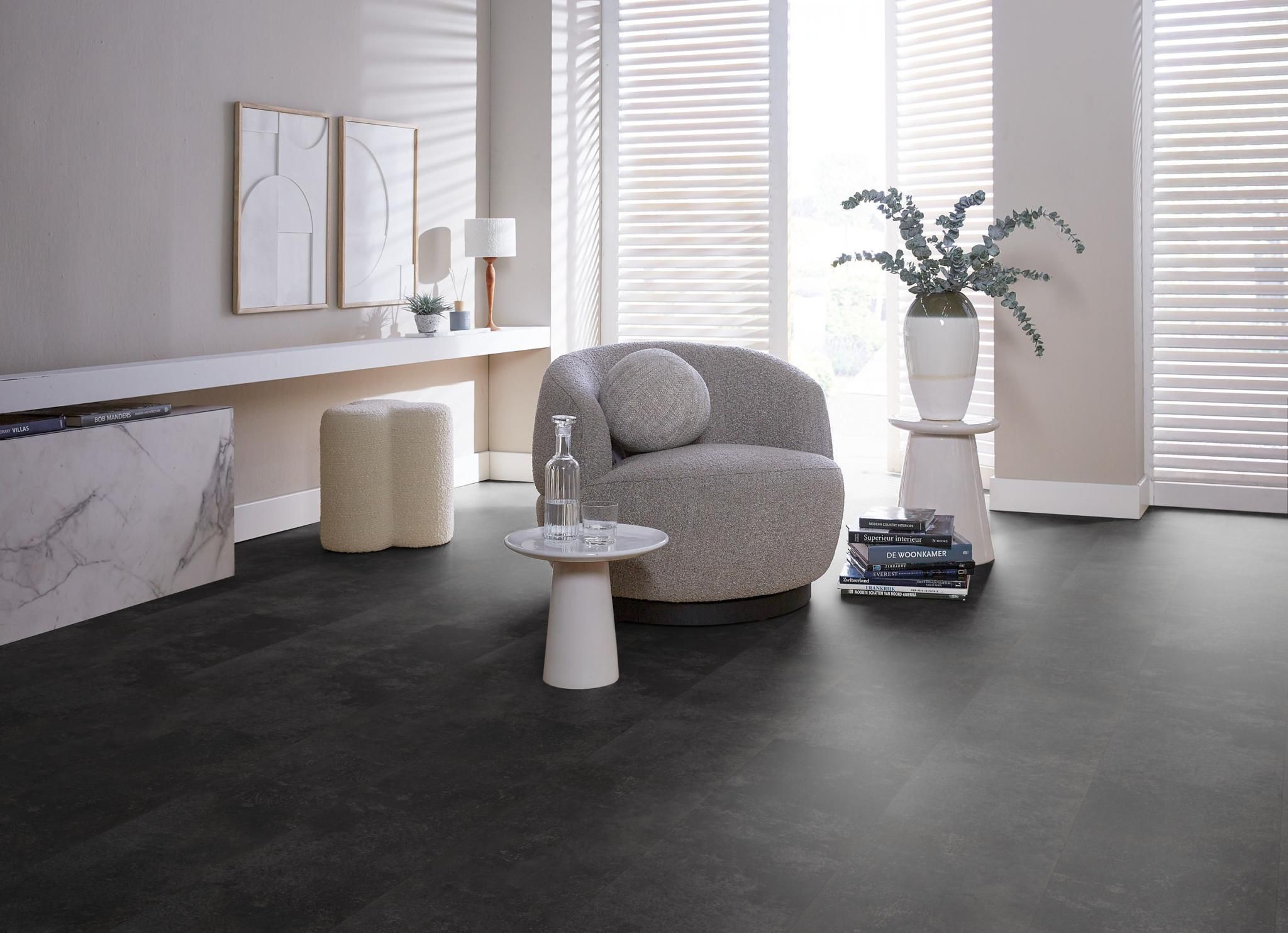 Sfeerbeeld in woonkamer met Ambiant Viretto Anthracite 8560.2026.19 plak PVC tegelvloer