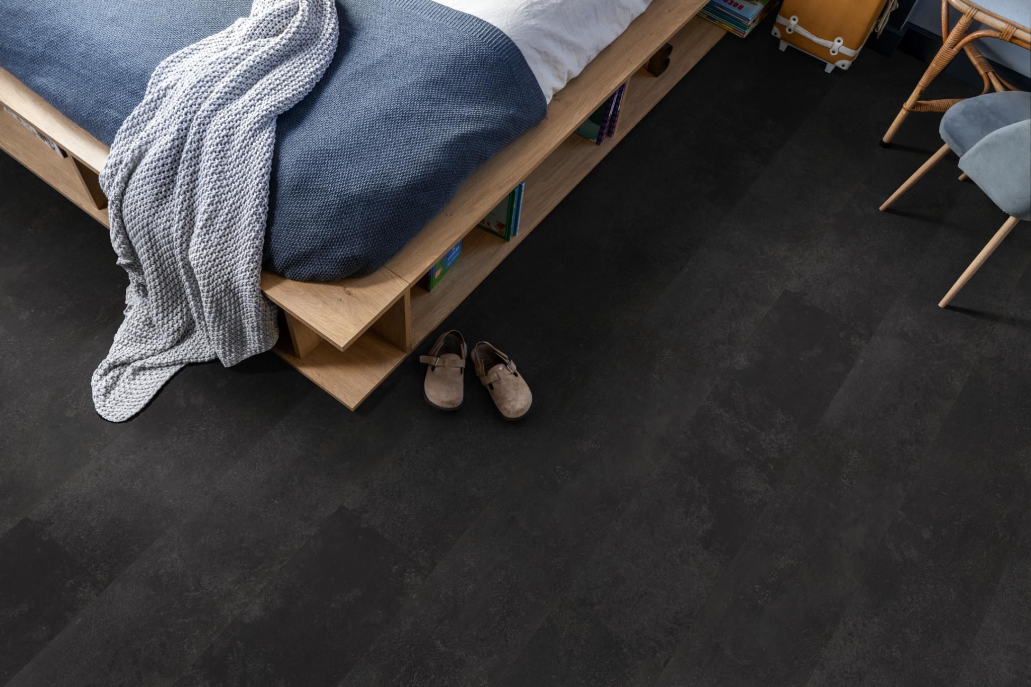 Close-up van het steenlook van de Anthracite plak pvc vloer met subtiele voeg