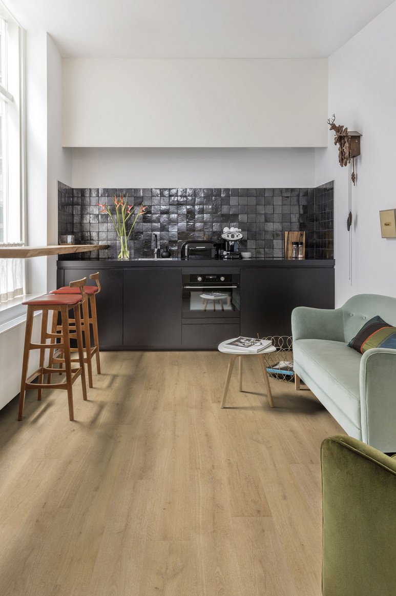 Floorify Planken click F055 Apple Crumble PVC plank click pvc in woonkamer sfeerfoto