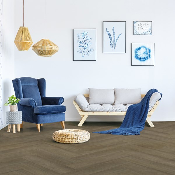 Bodiax Aringa BP380 visgraat 123-V Ash visgraat plak pvc in woonkamer sfeerfoto