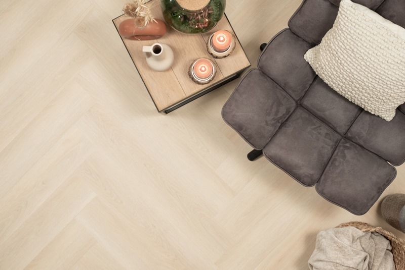 Floer Walvisgraat PVC Balein Beige FLR-3521 plak PVC visgraat sfeerfoto in een modern interieur