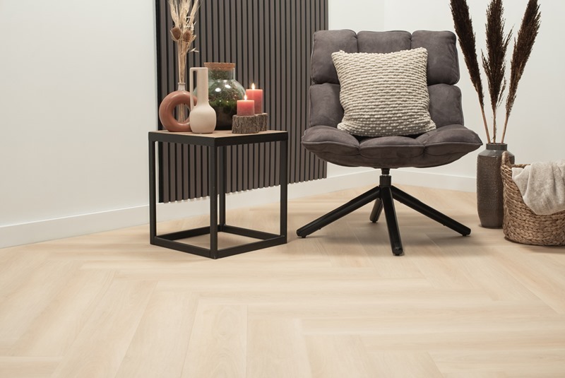Floer Walvisgraat PVC Balein Beige FLR-3521 plak PVC visgraat detail van groeven en rustige kleurschakeringen