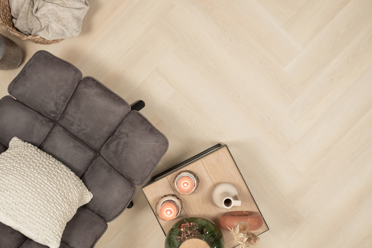 Floer Walvisgraat click PVC Balein Beige FLR-3910 click PVC visgraat toegepast in een lichte hal