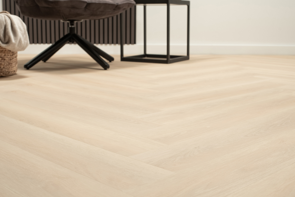 Floer Walvisgraat click PVC FLR-3910 Close-up van houtdessin Balein Beige visgraat click pvc met natuurlijke tekening