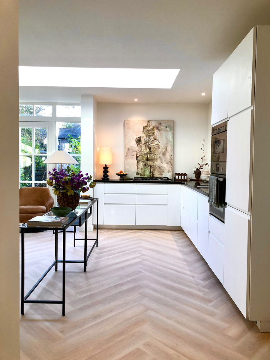 Floer Walvisgraat click PVC Balein Beige FLR-3910 click PVC visgraat sfeerfoto met een ruimtelijk vloerbeeld