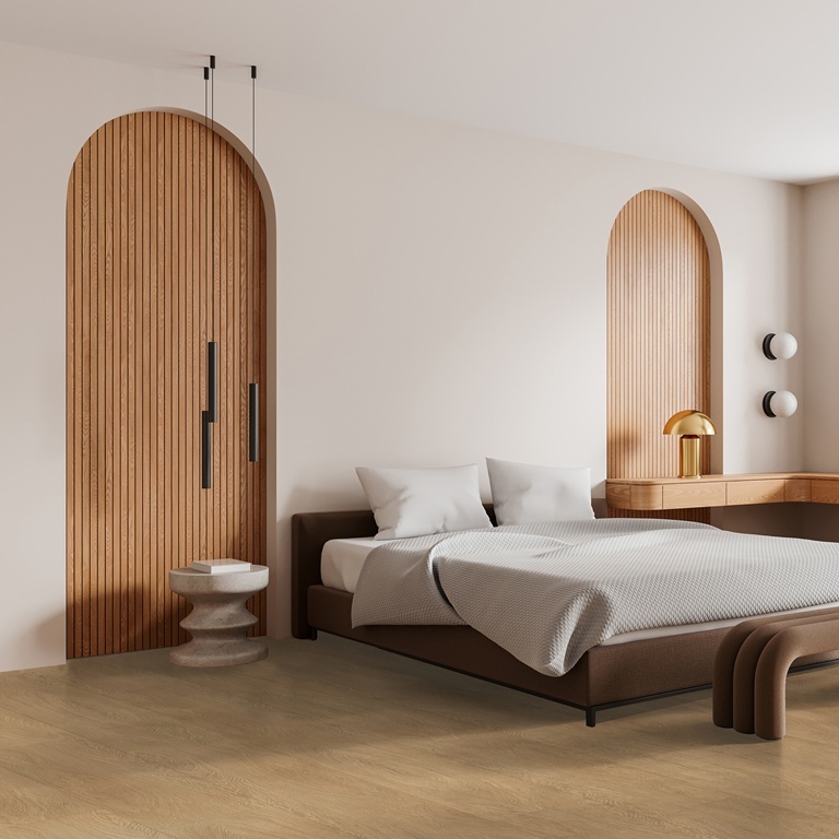 Bodiax Estrela 2BP370141 Beach Oak PVC plank plak pvc in slaapkamer met houten wandbogen en bruin bed sfeerfoto