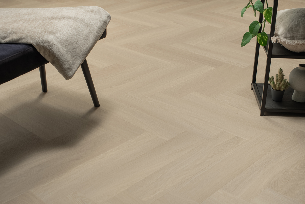 Floer Visgraat PVC FLR-3512 Close-up van houtdessin Beige Eiken visgraat plak pvc met natuurlijke tekening