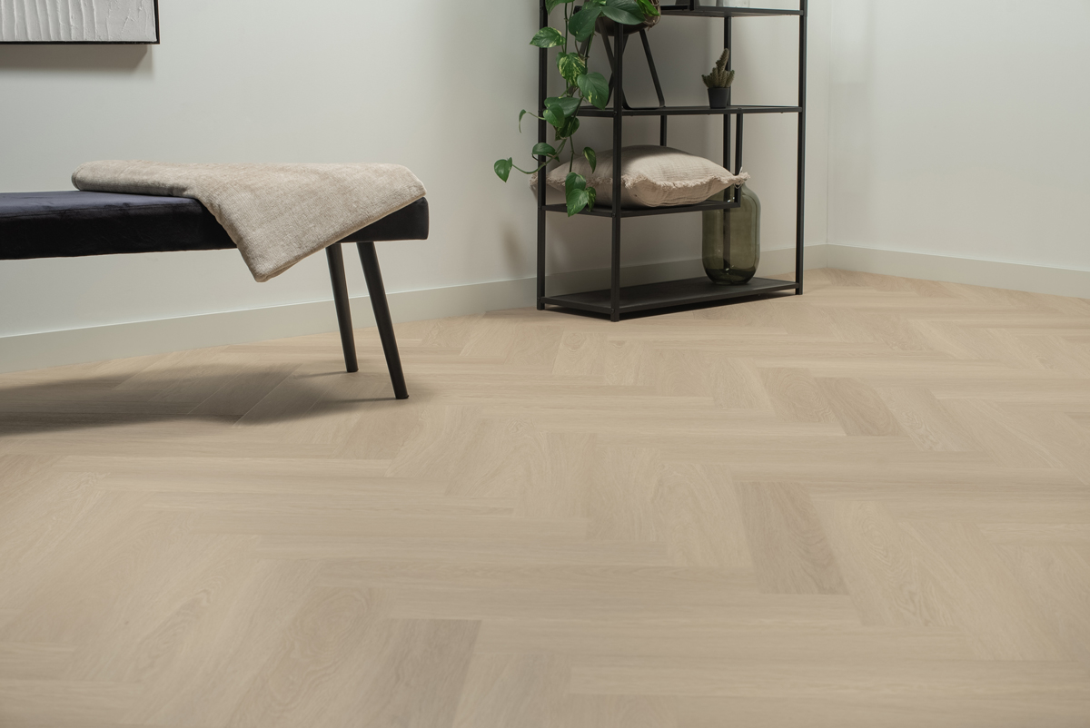 Floer Visgraat PVC FLR-3512 Close-up van houtdessin Beige Eiken visgraat plak pvc met verfijnde afwerking