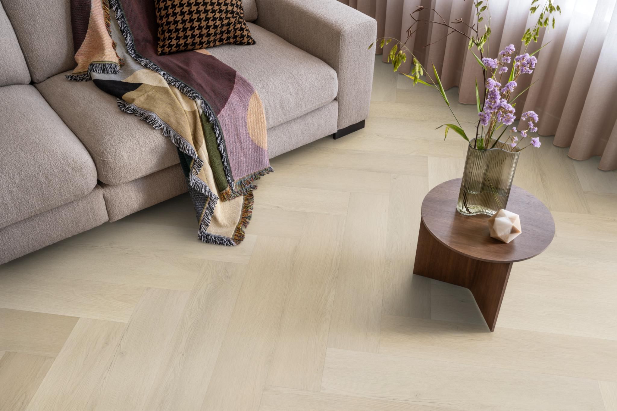 Ambiant Spigato Marento Walvisgraat 7920.3011.19 Close-up van houtdessin Beige walvisgraat plak pvc met natuurlijke tekening