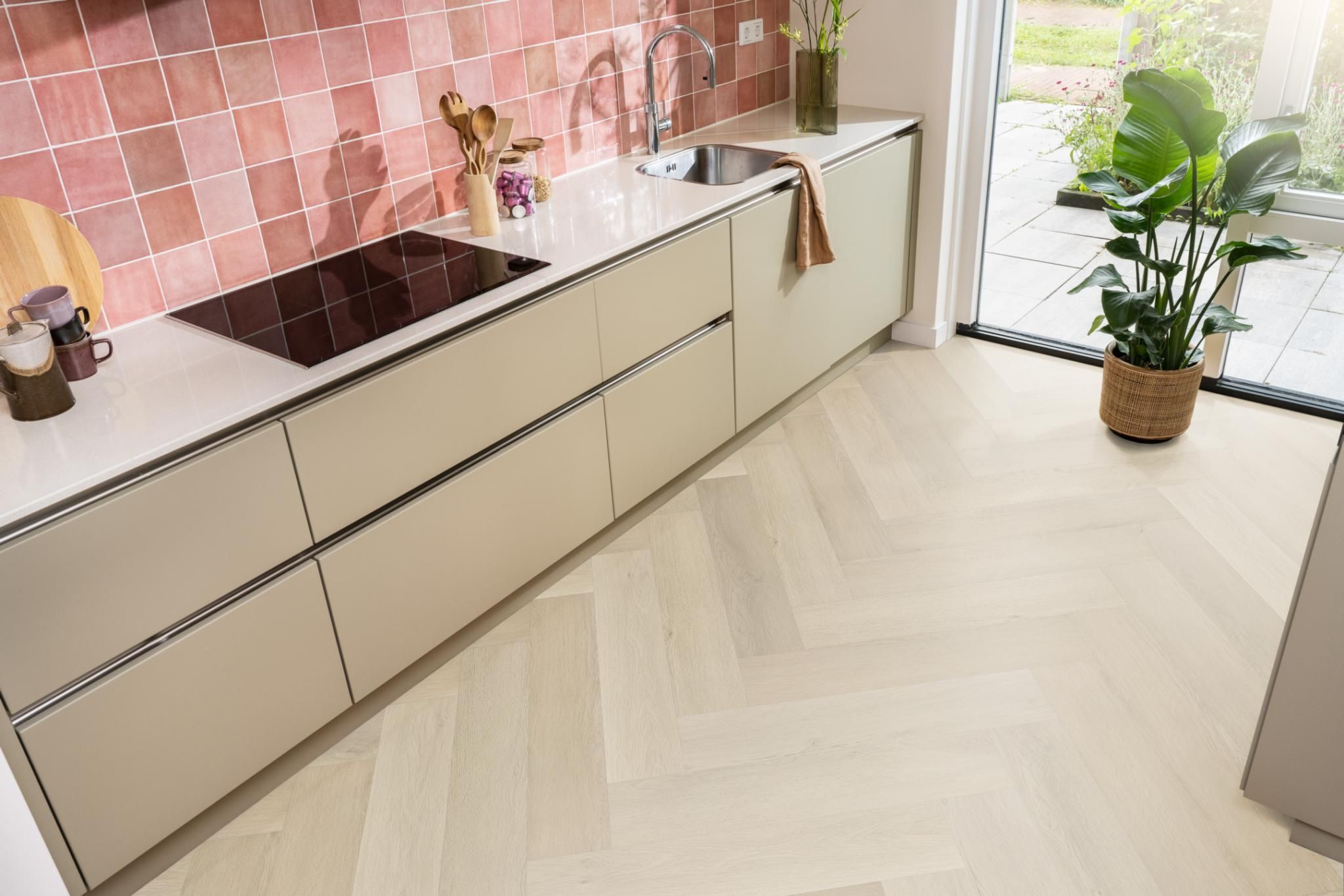 Ambiant Spigato Marento Walvisgraat 7920.3011.19 Close-up van houtdessin Beige walvisgraat plak pvc met verfijnde afwerking