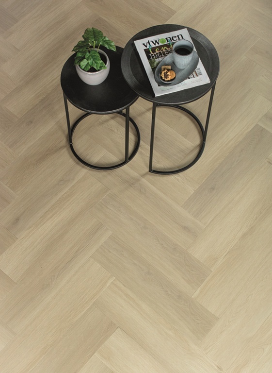 Gelasta Artline Register Visgraat 2400 Beige visgraat plak pvc in woonkamer sfeerfoto