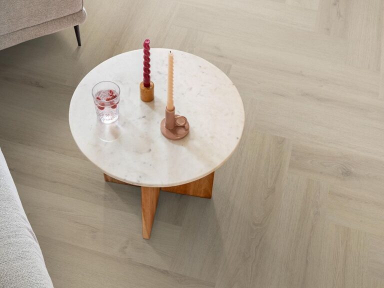 Ambiant Spigato XL Valento Visgraat Click 6081.2012.19 Close-up van houtdessin Beige visgraat click pvc met natuurlijke