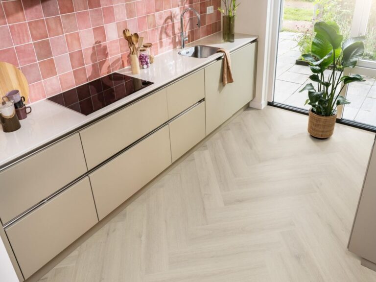 Ambiant Spigato XL Valento Visgraat Click 6081.2012.19 Close-up van houtdessin Beige visgraat click pvc met verfijnde