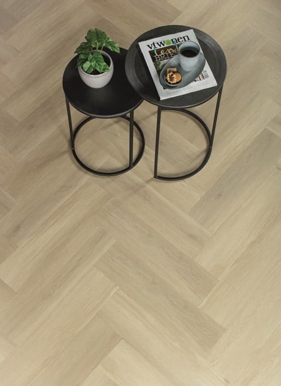 Gelasta Artline Register Visgraat 2400 Beige visgraat plak pvc in woonkamer sfeerfoto