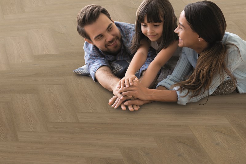 Bodiax Tuna BP320 visgraat 315-V Belleville Oak visgraat plak pvc in woonkamer sfeerfoto