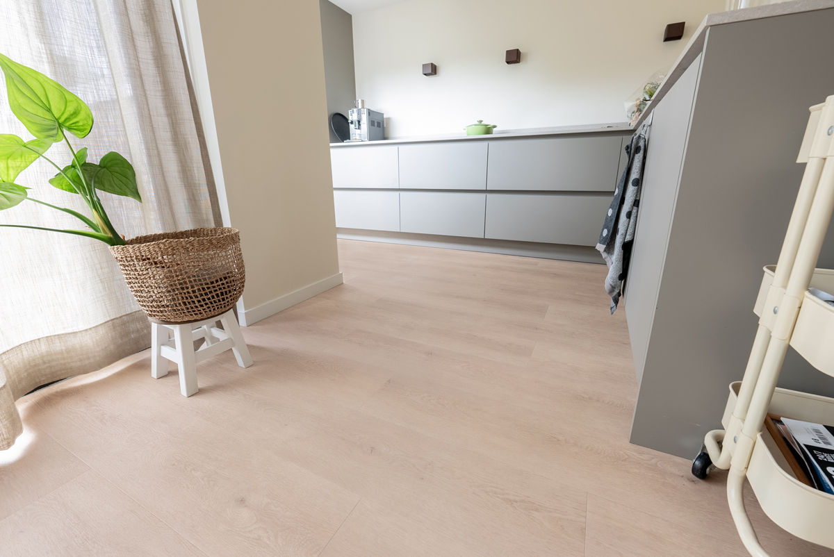 Floer Natuur PVC FLR-3036 Legpatroon en afwerking Bemmel Beige PVC plank plak pvc met rustige tekening