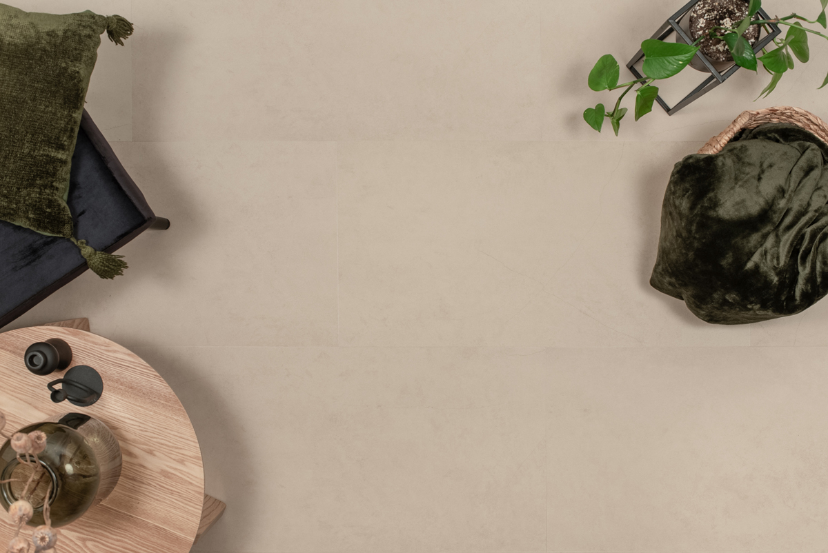 Floer Tegel Click PVC FLR-3800 Betonlook Beige PVC tegel click pvc in woonkamer sfeerfoto