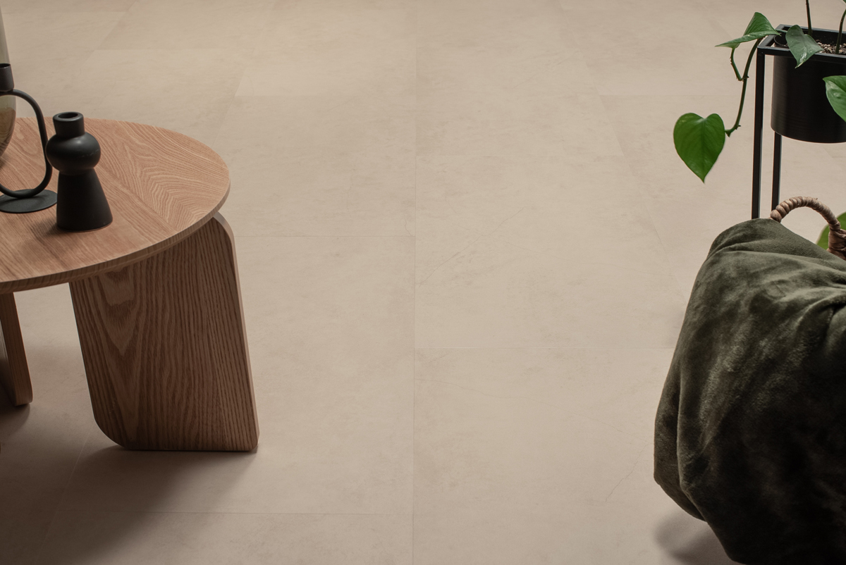 Floer Tegel Click PVC FLR-3800 Close-up van steenlook Betonlook Beige PVC tegel click pvc met natuurlijke tekening