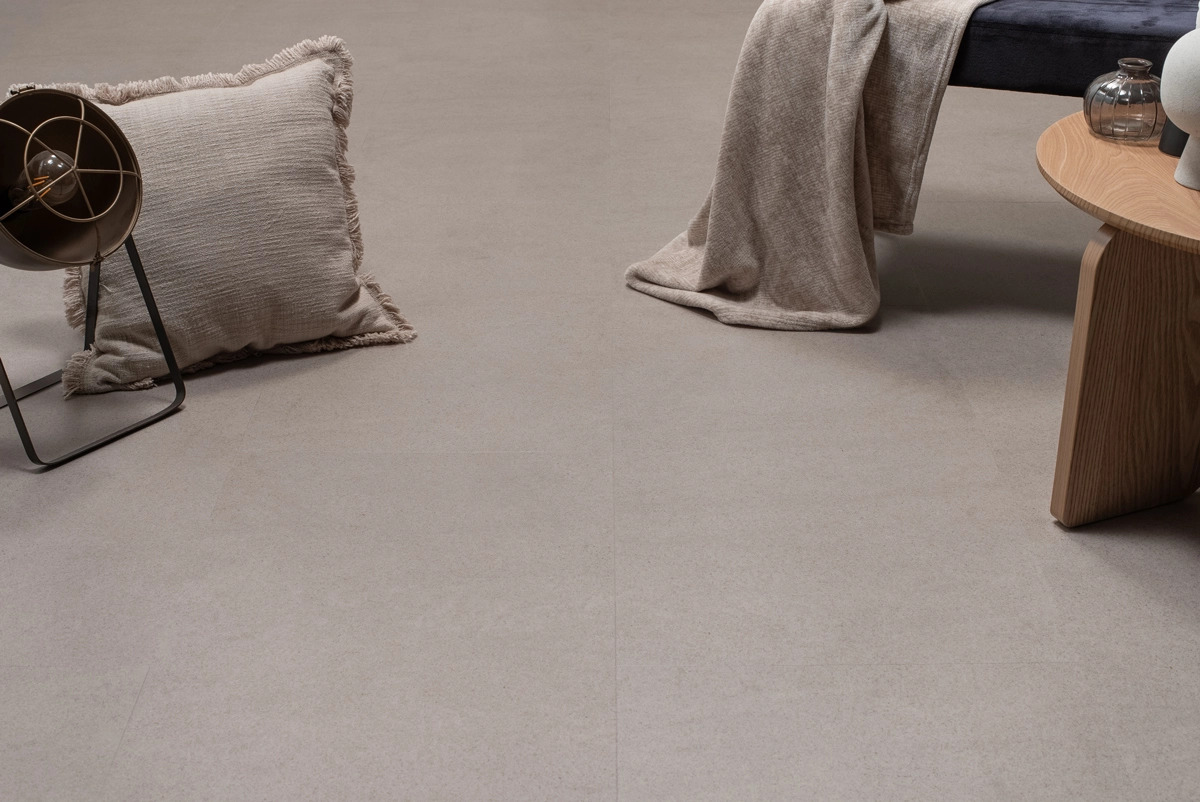 Floer Tegel PVC FLR-3612 Betonlook Greige PVC tegel plak pvc in woonkamer sfeerfoto