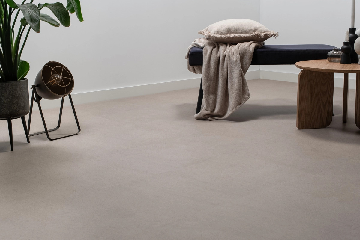 Floer Tegel PVC Betonlook Greige FLR-3612 plak PVC tegel detail van decor en oppervlakteafwerking