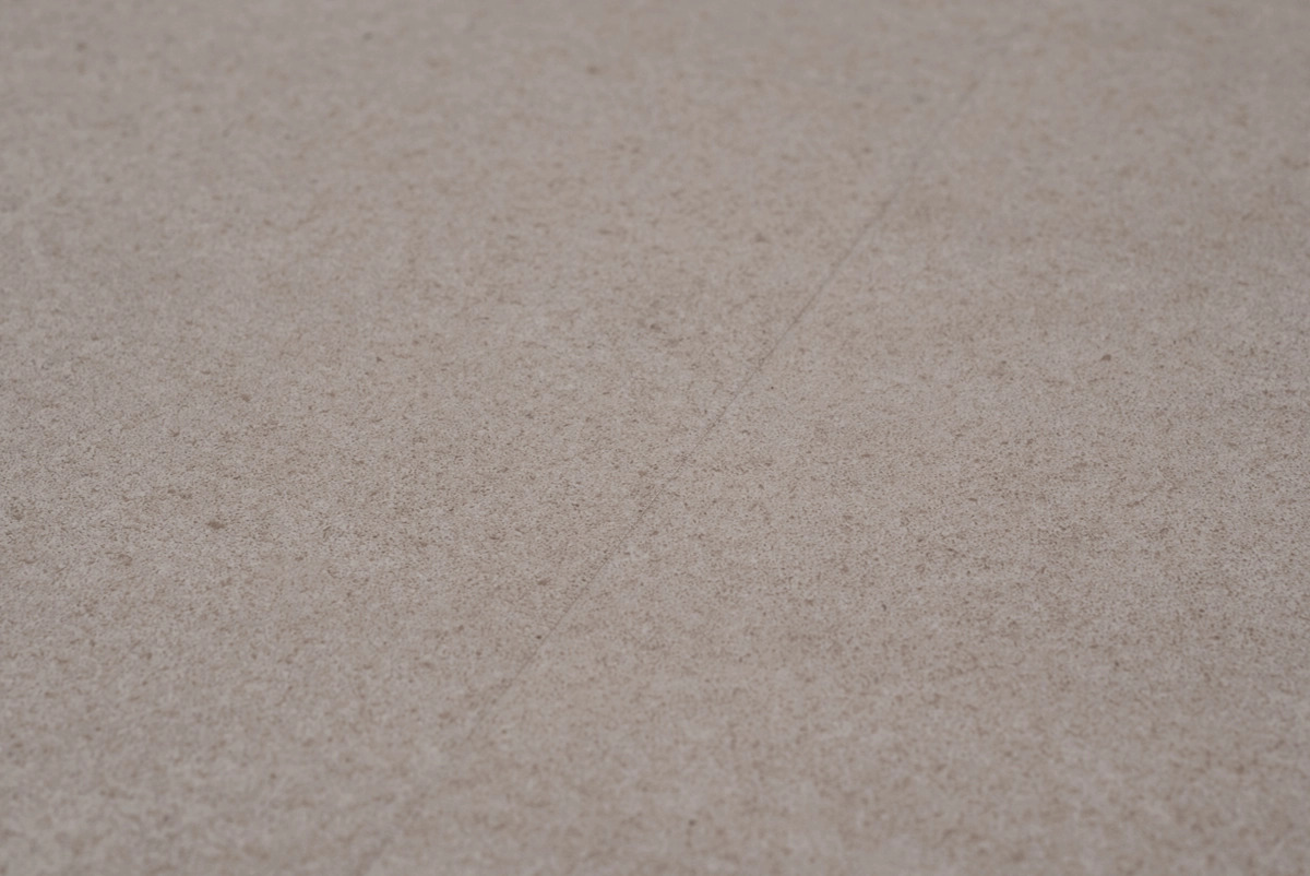 Floer Tegel PVC FLR-3612 Close-up van steenlook Betonlook Greige PVC tegel plak pvc met natuurlijke tekening