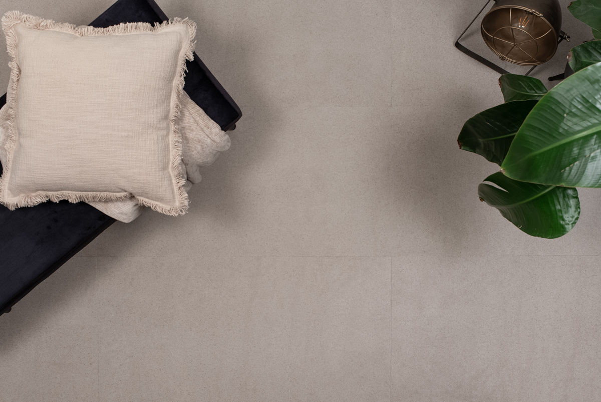 Floer Tegel Click PVC FLR-3804 Betonlook Greige PVC tegel click pvc in woonkamer sfeerfoto