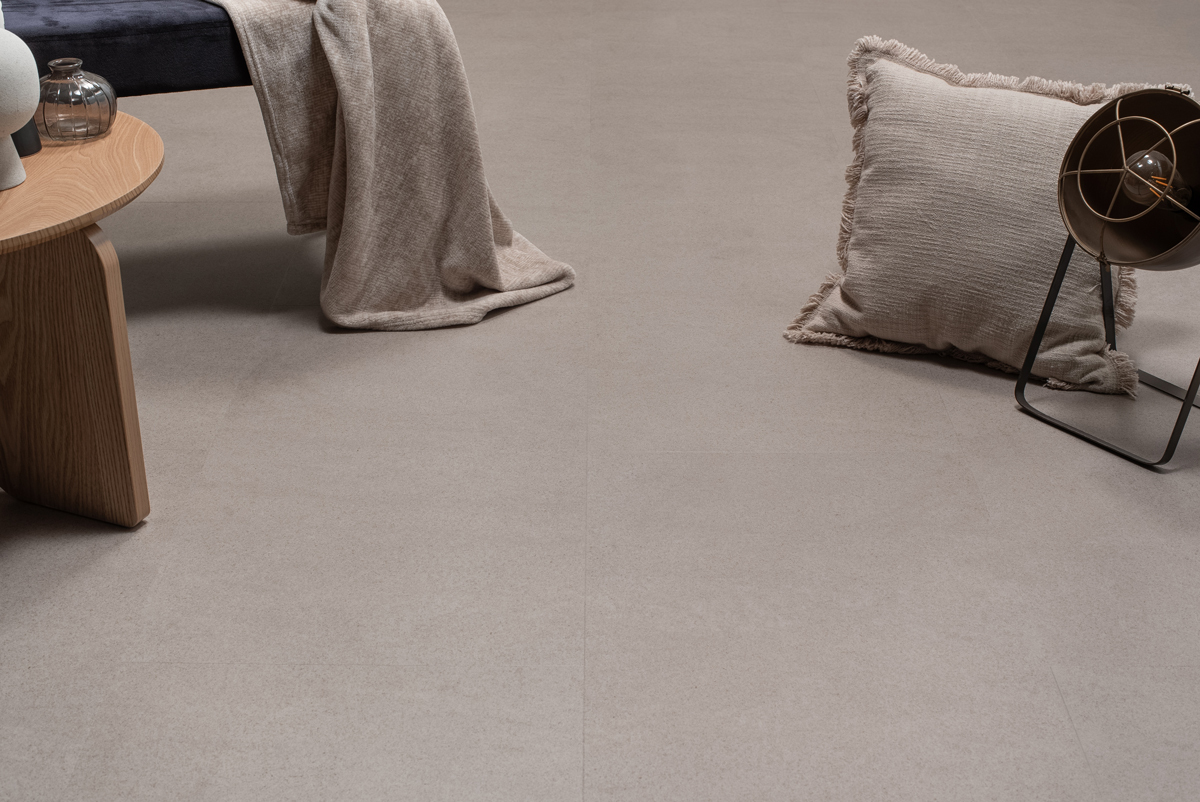 Floer Tegel Click PVC FLR-3804 Close-up van steenlook Betonlook Greige PVC tegel click pvc met natuurlijke tekening