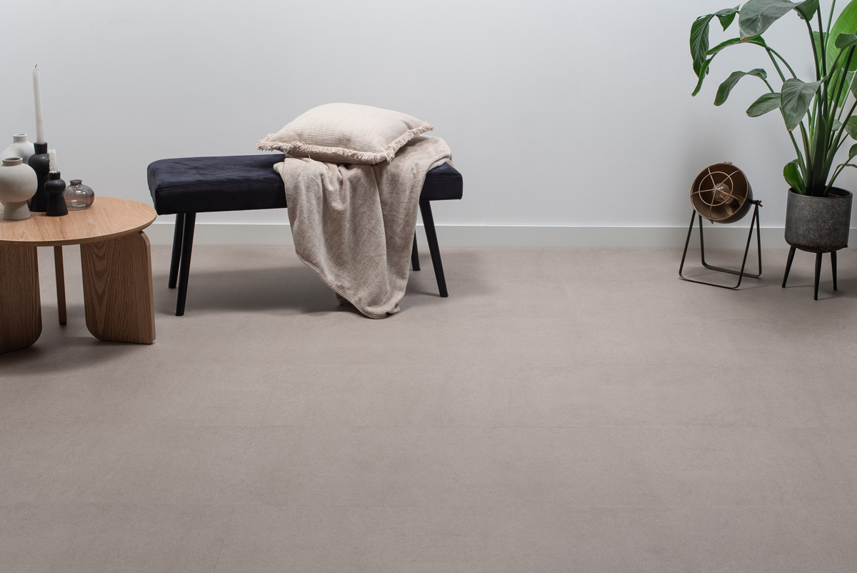 Floer Tegel Click PVC FLR-3804 Close-up van steenlook Betonlook Greige PVC tegel click pvc met verfijnde afwerking