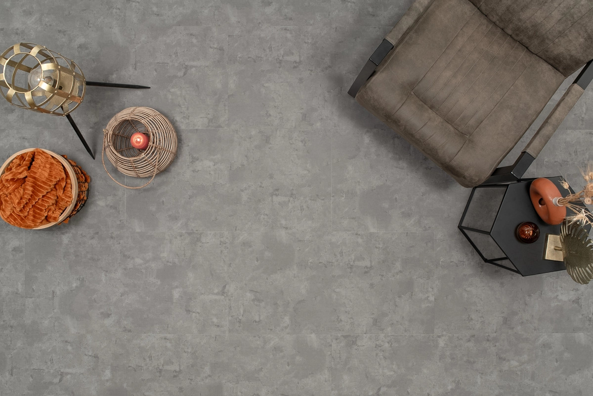 Floer Tegel PVC FLR-3608 Betonlook Grijs PVC tegel plak pvc in woonkamer sfeerfoto