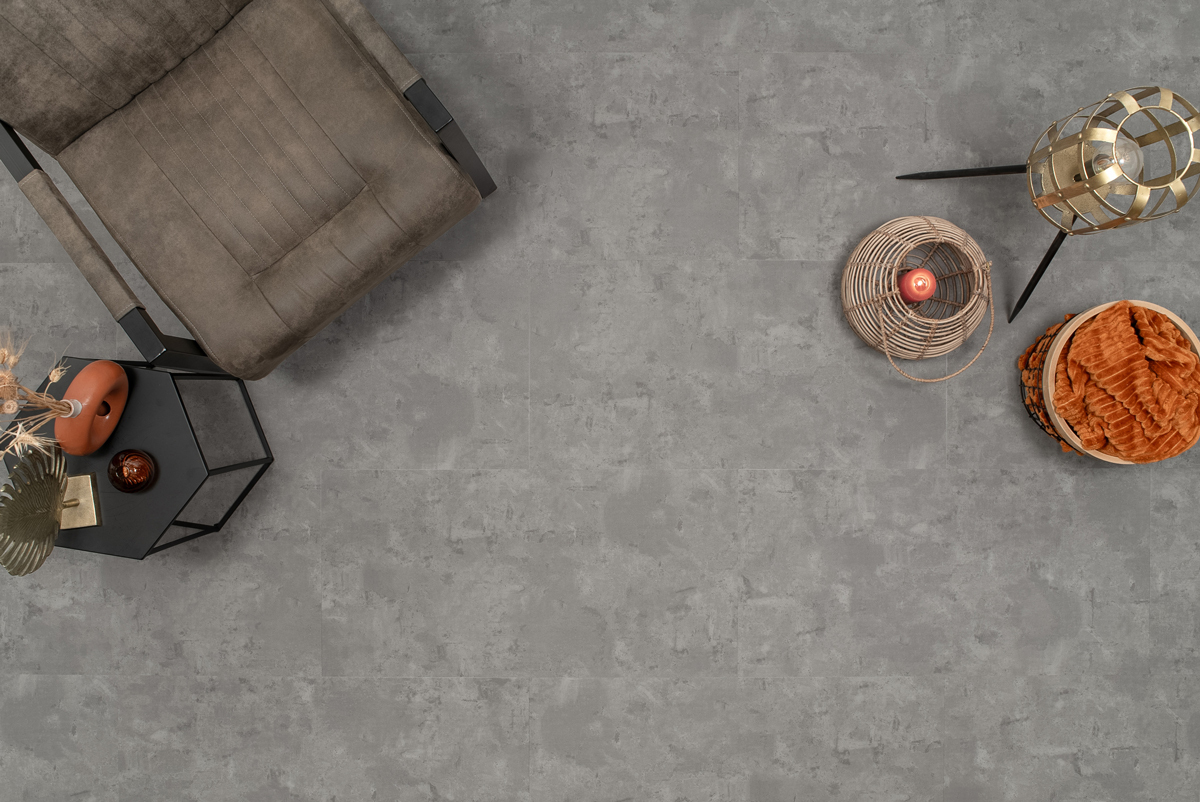 Floer Tegel Click PVC FLR-3801 Betonlook Grijs PVC tegel click pvc in woonkamer sfeerfoto