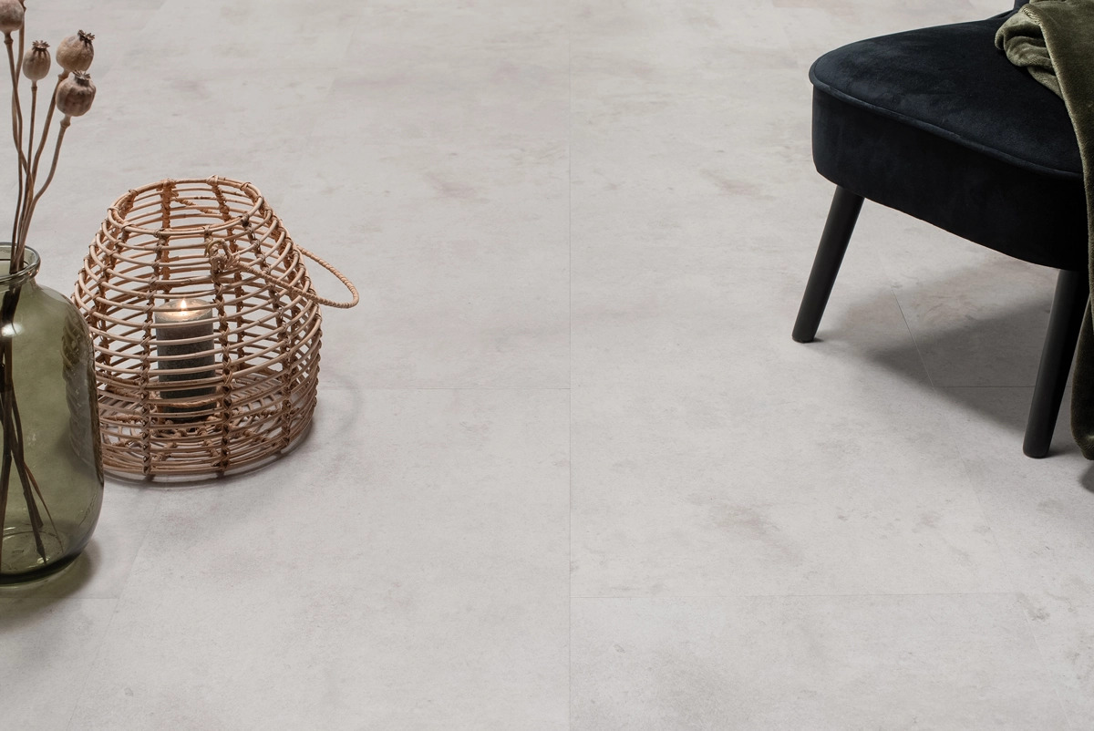 Floer Tegel PVC FLR-3613 Betonlook Lichtgrijs PVC tegel plak pvc in woonkamer sfeerfoto