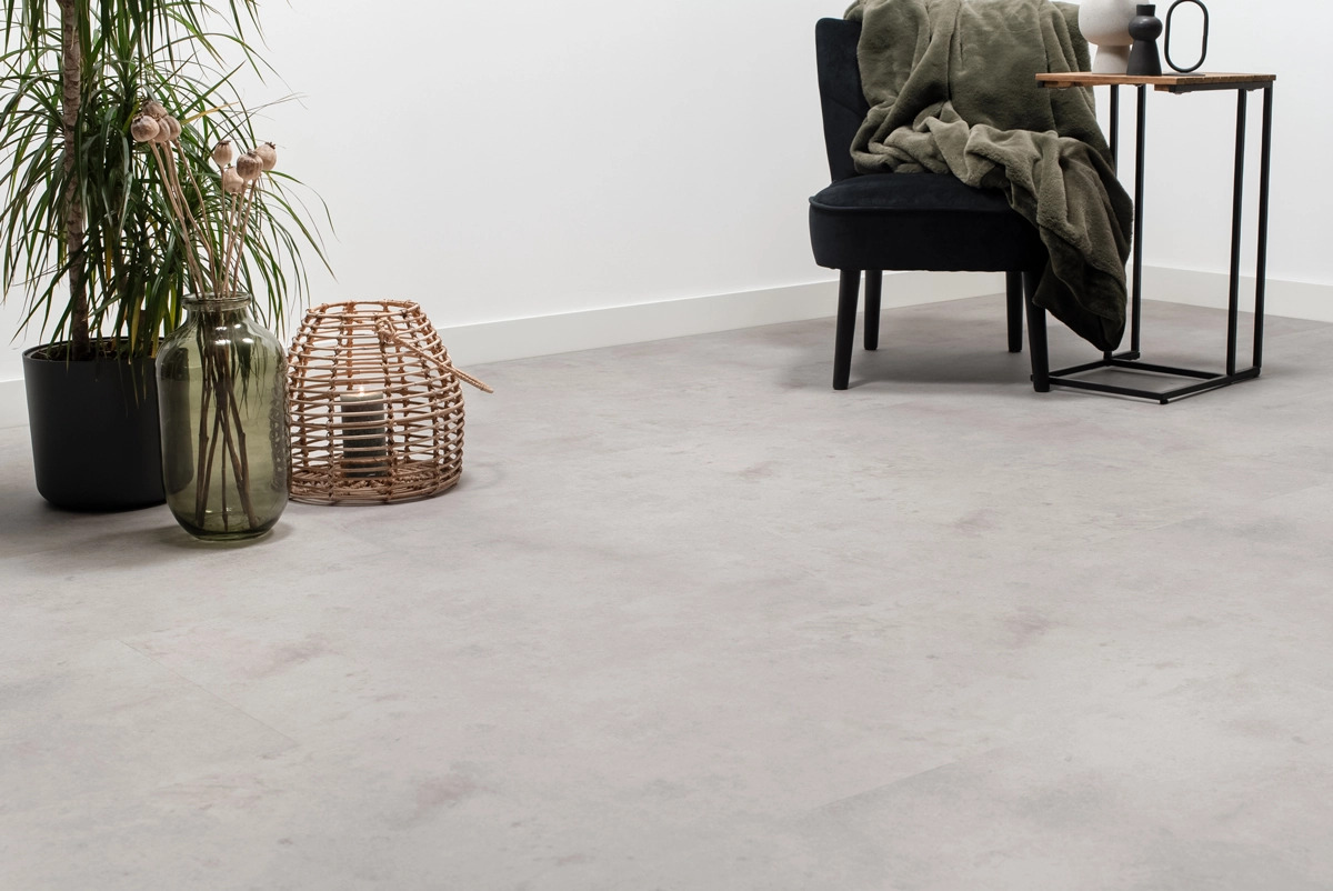 Floer Tegel PVC FLR-3613 Detail van de structuur Betonlook Lichtgrijs PVC tegel plak pvc met subtiele nerf warmteweerstand