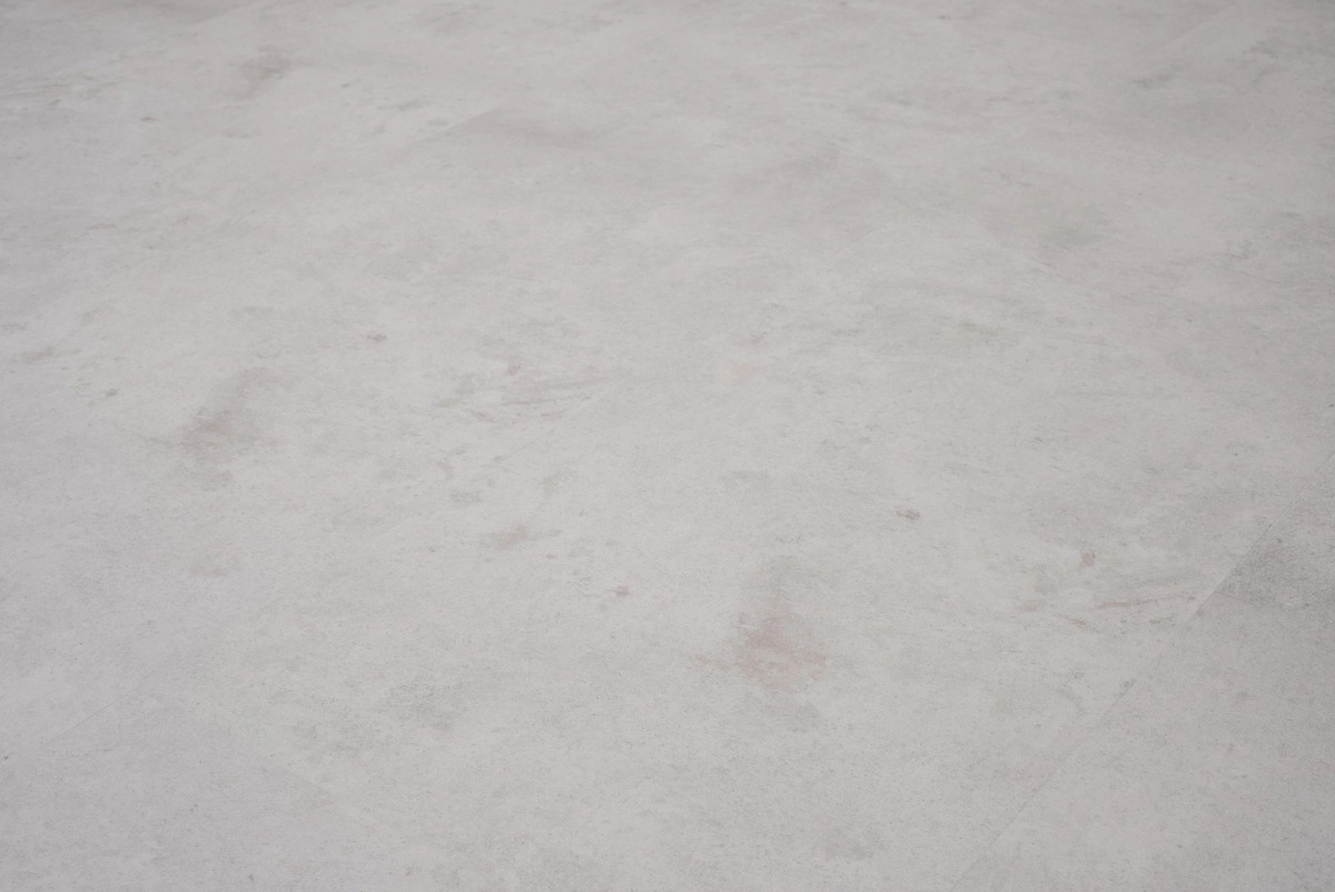 Floer Tegel PVC FLR-3613 Close-up van steenlook Betonlook Lichtgrijs PVC tegel plak pvc met natuurlijke tekening