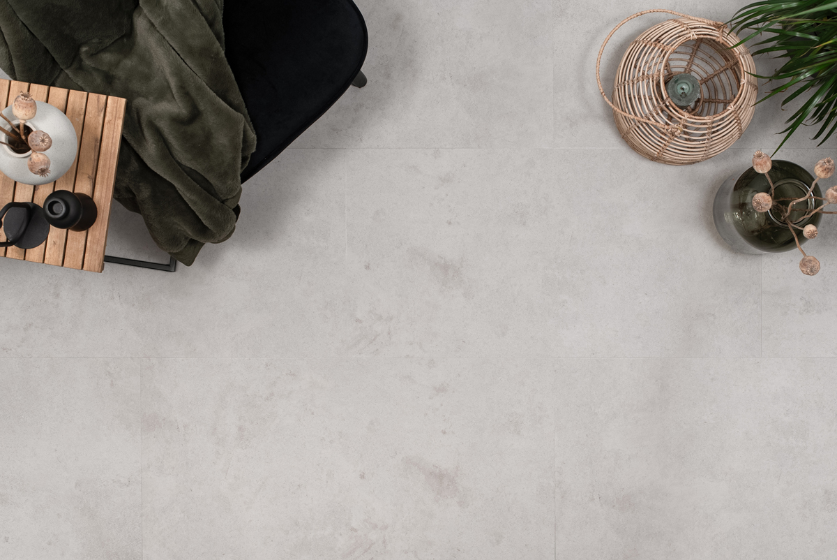 Floer Tegel Click PVC FLR-3805 Betonlook Lichtgrijs PVC tegel click pvc in woonkamer sfeerfoto