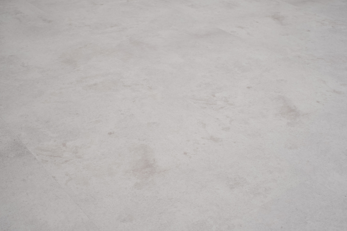 Floer Tegel Click PVC FLR-3805 Detail van de structuur Betonlook Lichtgrijs PVC tegel click pvc met subtiele nerf