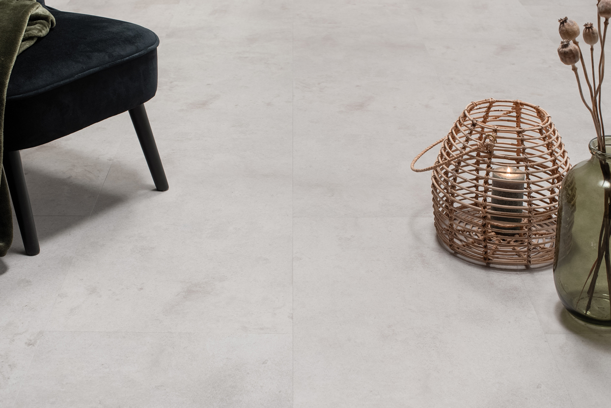 Floer Tegel Click PVC FLR-3805 Close-up van steenlook Betonlook Lichtgrijs PVC tegel click pvc met natuurlijke tekening