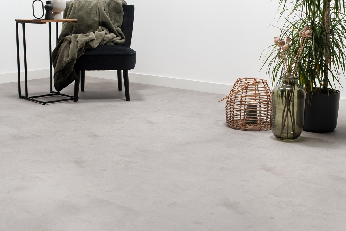 Floer Tegel Click PVC FLR-3805 Close-up van steenlook Betonlook Lichtgrijs PVC tegel click pvc met verfijnde afwerking