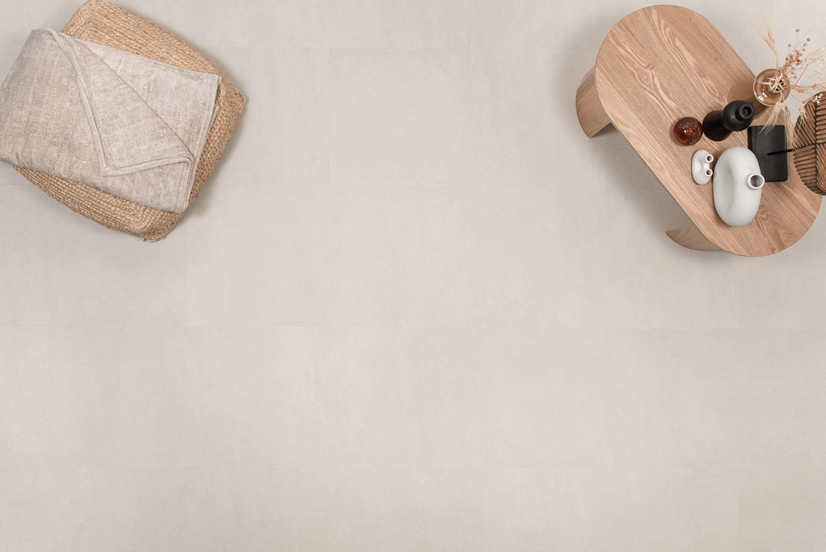 Floer Tegel PVC FLR-3611 Betonlook Zand PVC tegel plak pvc in woonkamer sfeerfoto