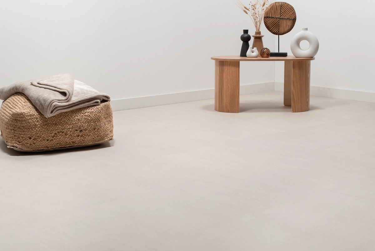 Floer Tegel PVC Betonlook Zand FLR-3611 plak PVC tegel detail van tegelpatroon en verfijnde structuur