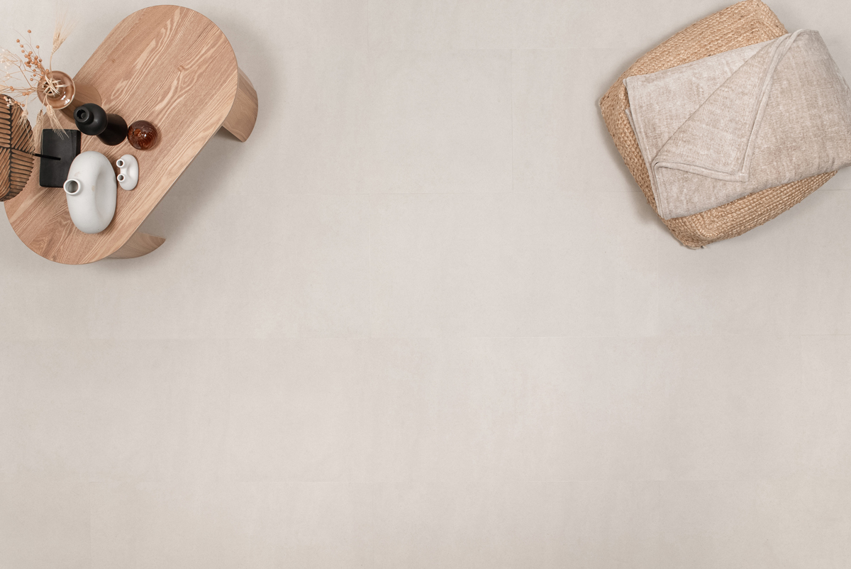 Floer Tegel Click PVC FLR-3803 Betonlook Zand PVC tegel click pvc in woonkamer sfeerfoto