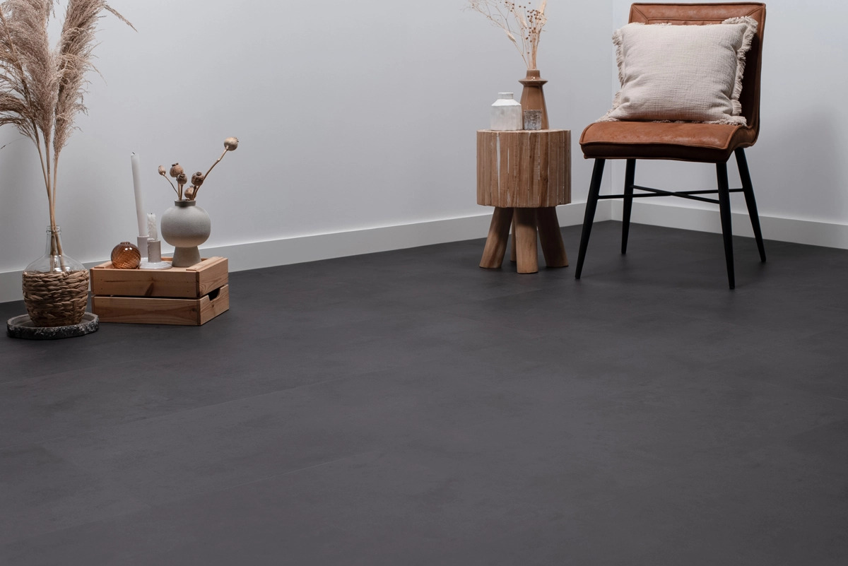 Floer Tegel PVC Betonlook Zwart FLR-3610 plak PVC tegel close-up met zicht op structuur en kleurverloop