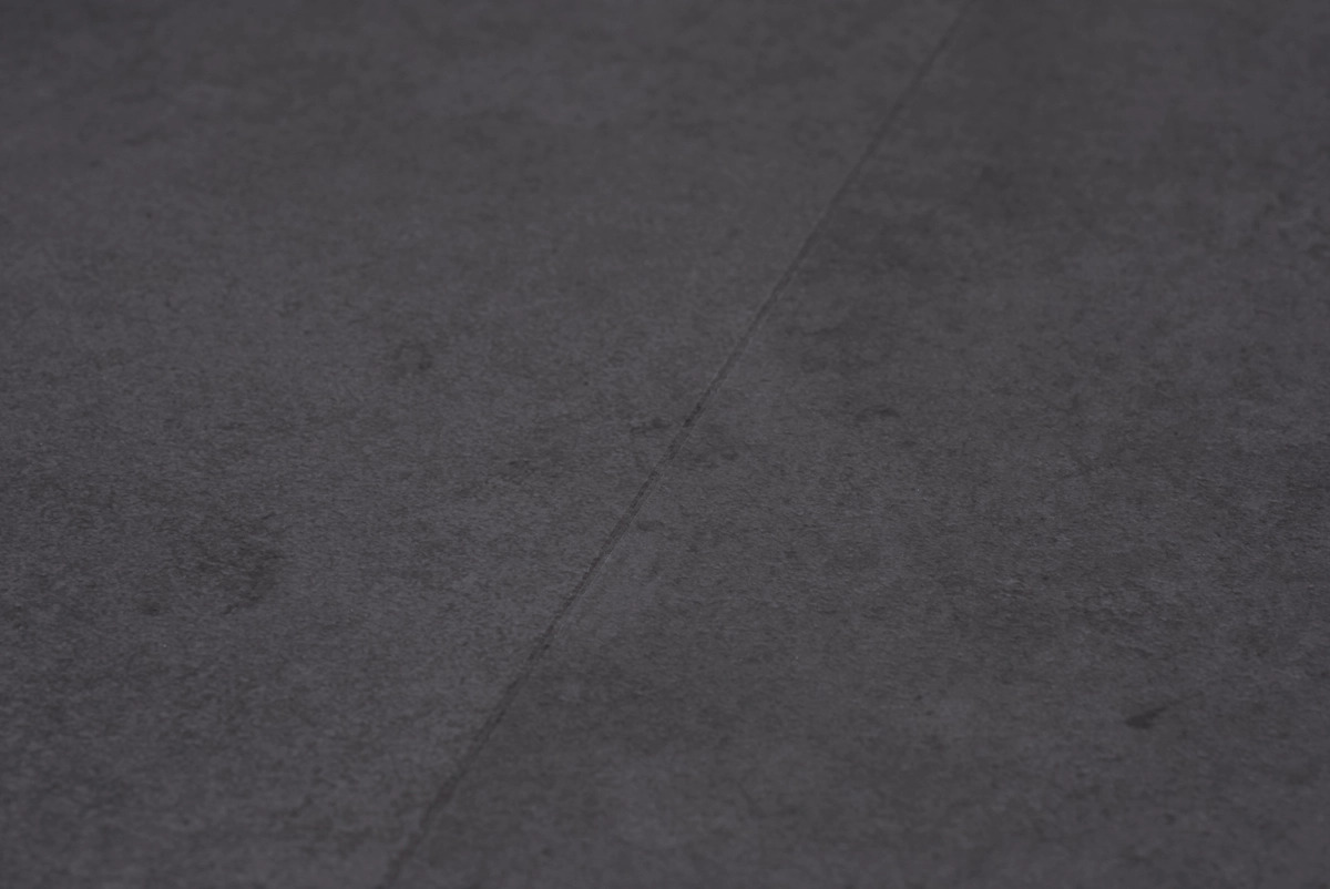 Floer Tegel PVC FLR-3610 Close-up van steenlook Betonlook Zwart PVC tegel plak pvc met natuurlijke tekening