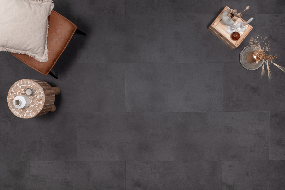 Floer Tegel Click PVC FLR-3802 Close-up van steenlook Betonlook Zwart PVC tegel click pvc met natuurlijke tekening