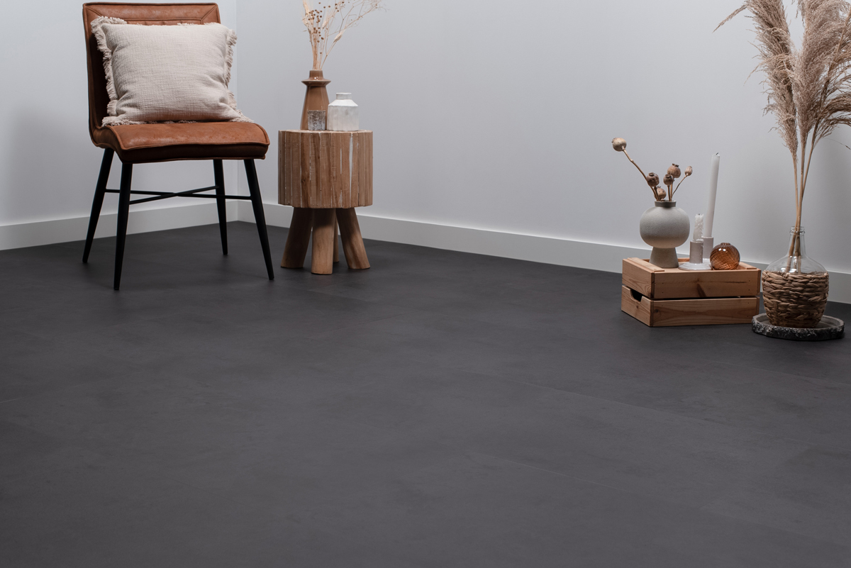 Floer Tegel Click PVC FLR-3802 Close-up van steenlook Betonlook Zwart PVC tegel click pvc met verfijnde afwerking