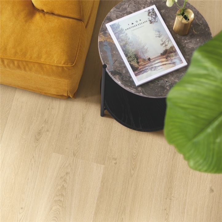 Sfeerfoto van PVC plank click pvc in interieur met QuickStep Bloom
