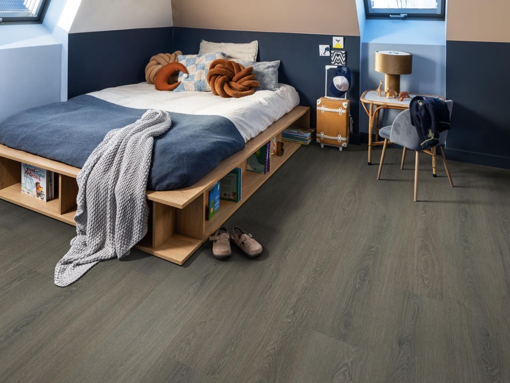 Ambiant Viranto Brown Grey 9040.6508.19 plak pvc plank in woonkamer als sfeerfoto