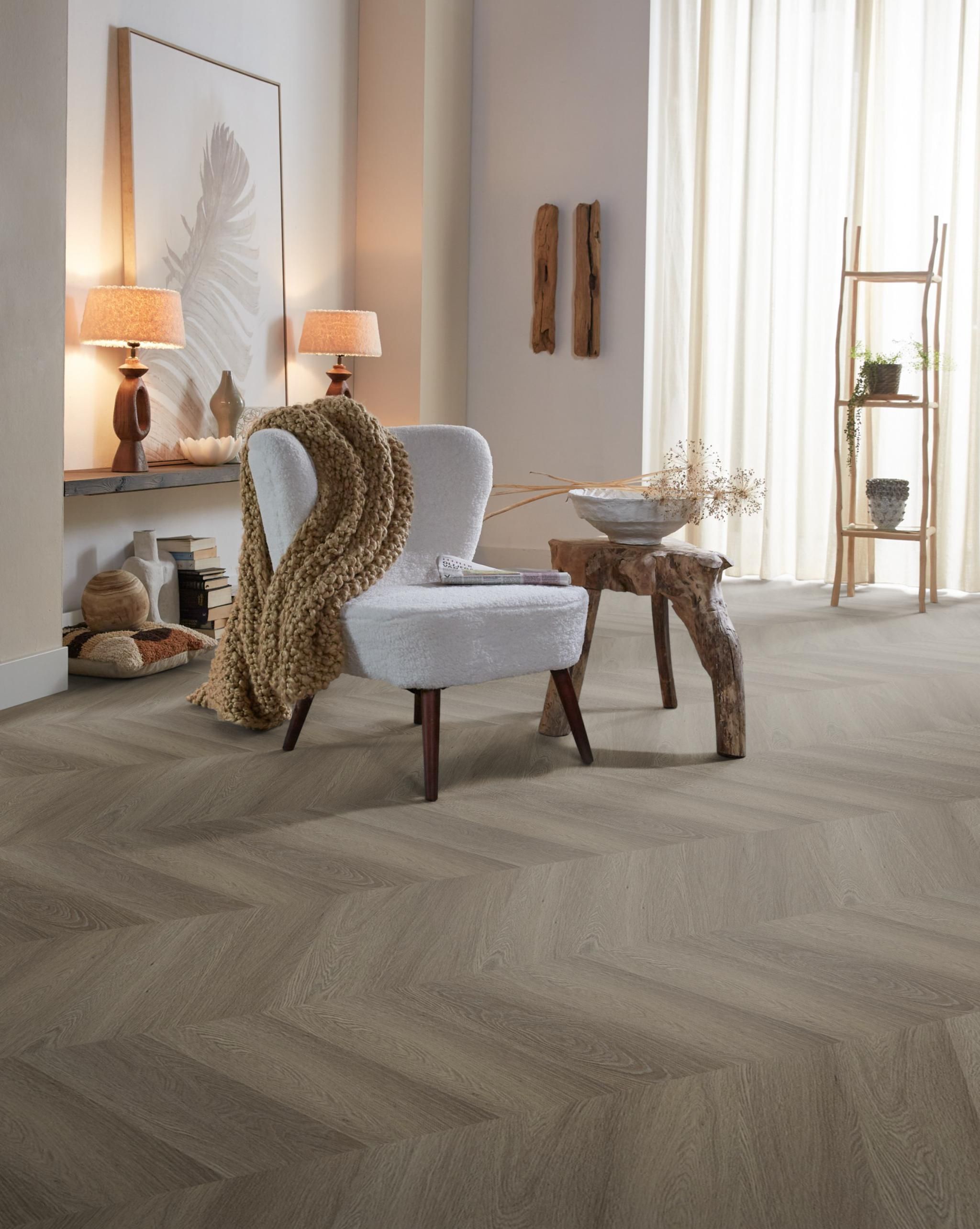 Ambiant Estino Hongaarse Punt 6613.1615.19 Brown Hongaarse punt plak pvc in woonkamer sfeerfoto