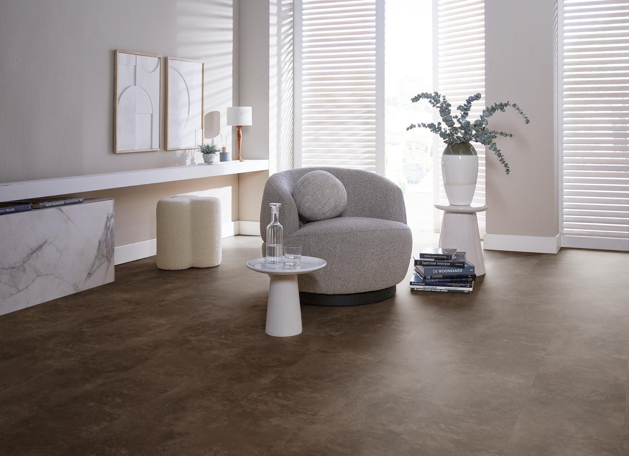 Ambiant Viretto 8560.2023.19 Brown PVC tegel plak pvc in woonkamer sfeerfoto